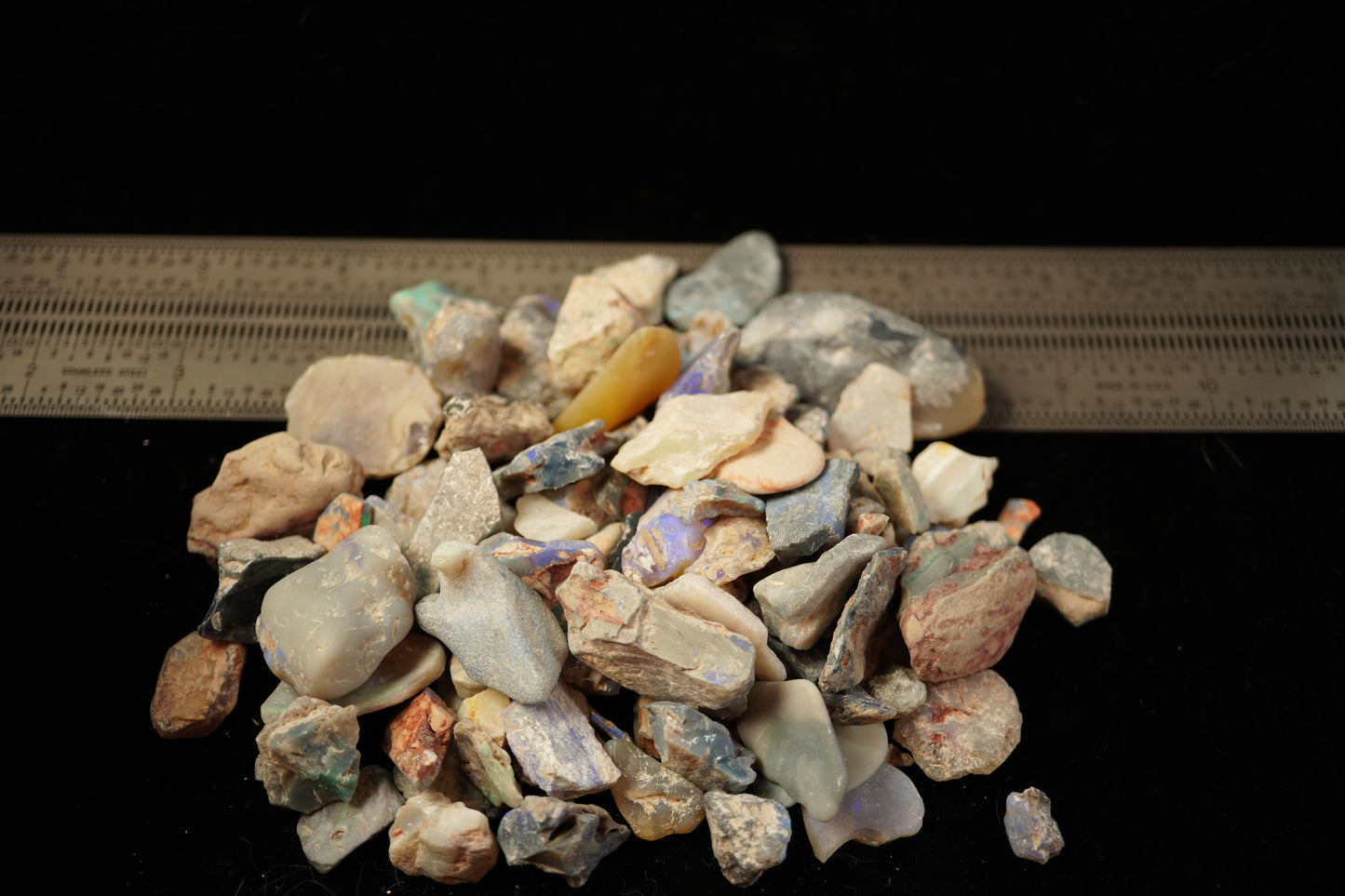 1000+ ct of Lightning Ridge rough opal + 5 black opal Rubs