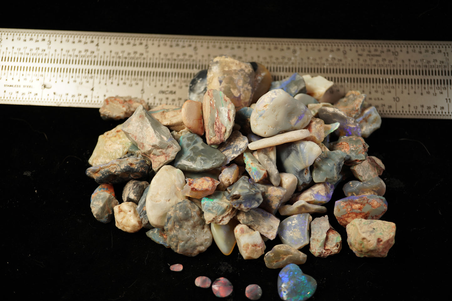1000+ ct of Lightning Ridge rough opal + 5 black opal Rubs
