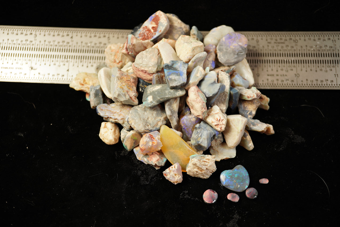 1000+ ct of Lightning Ridge rough opal + 5 black opal Rubs