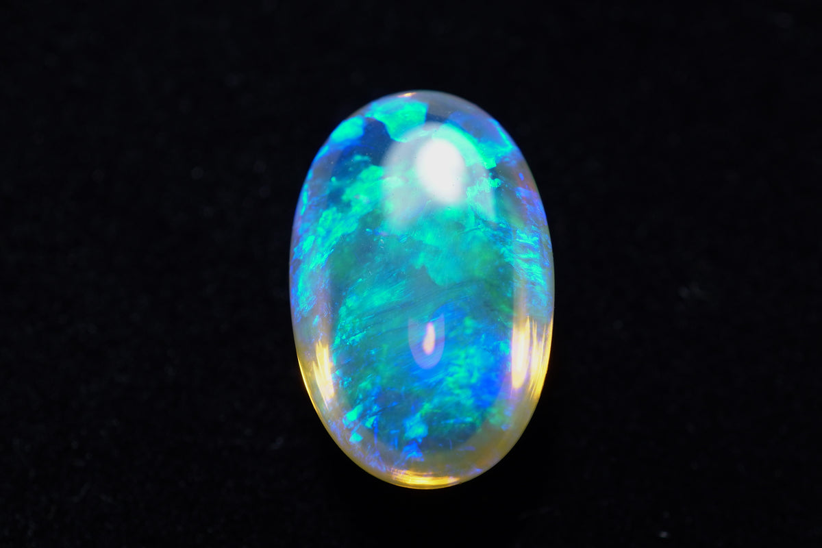 3.85 ct Crystal Opal 13.9 x 8.7 x 5.2 mm