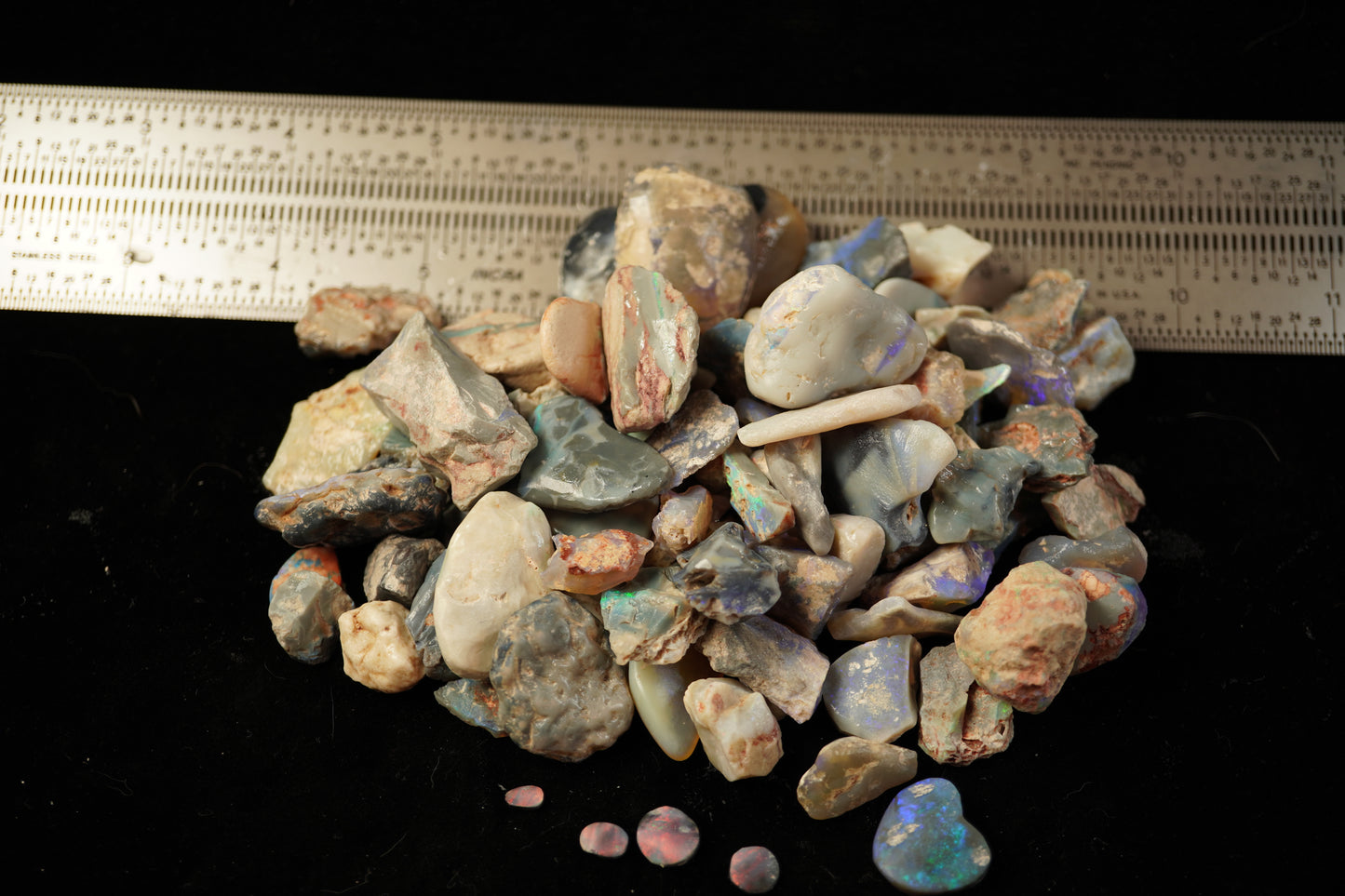 1000+ ct of Lightning Ridge rough opal + 5 black opal Rubs
