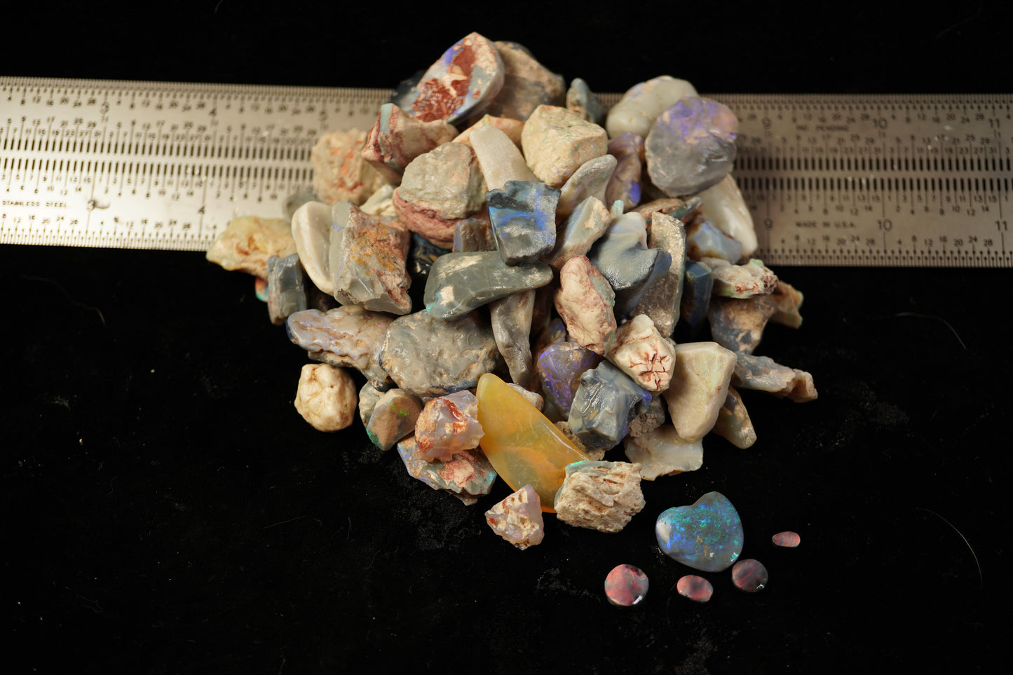 1000+ ct of Lightning Ridge rough opal + 5 black opal Rubs