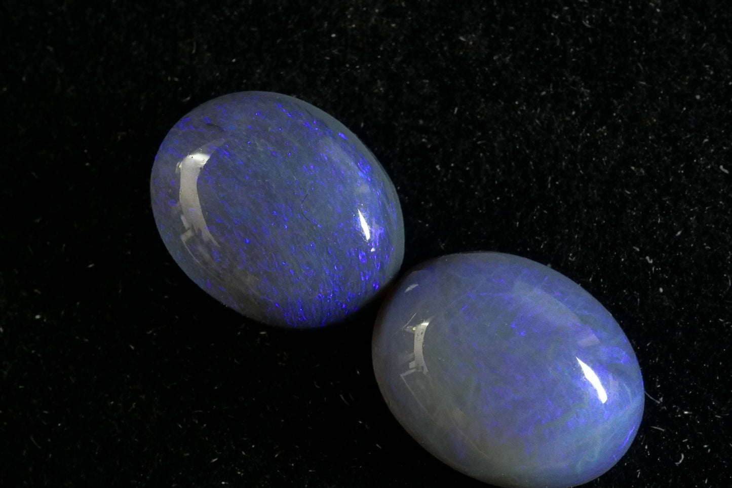 Pair of picture stones: 1.1 ct 8.3 x 6.4 x 3.1 with 1.2 ct 8.2 x 6.4 x 3.1