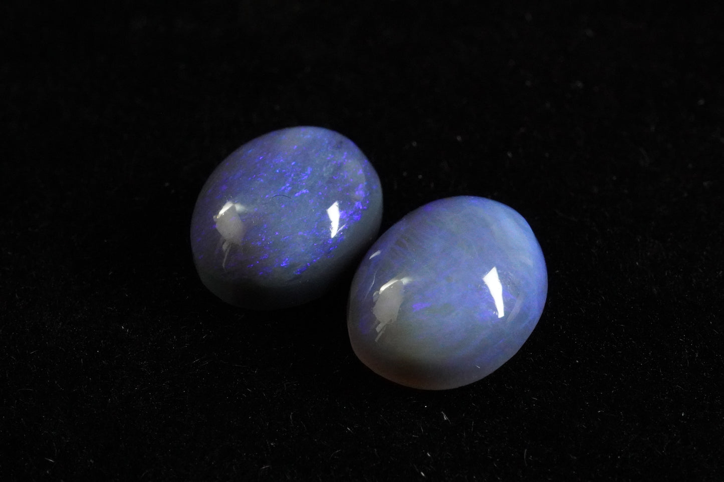 Pair of picture stones: 1.1 ct 8.3 x 6.4 x 3.1 with 1.2 ct 8.2 x 6.4 x 3.1