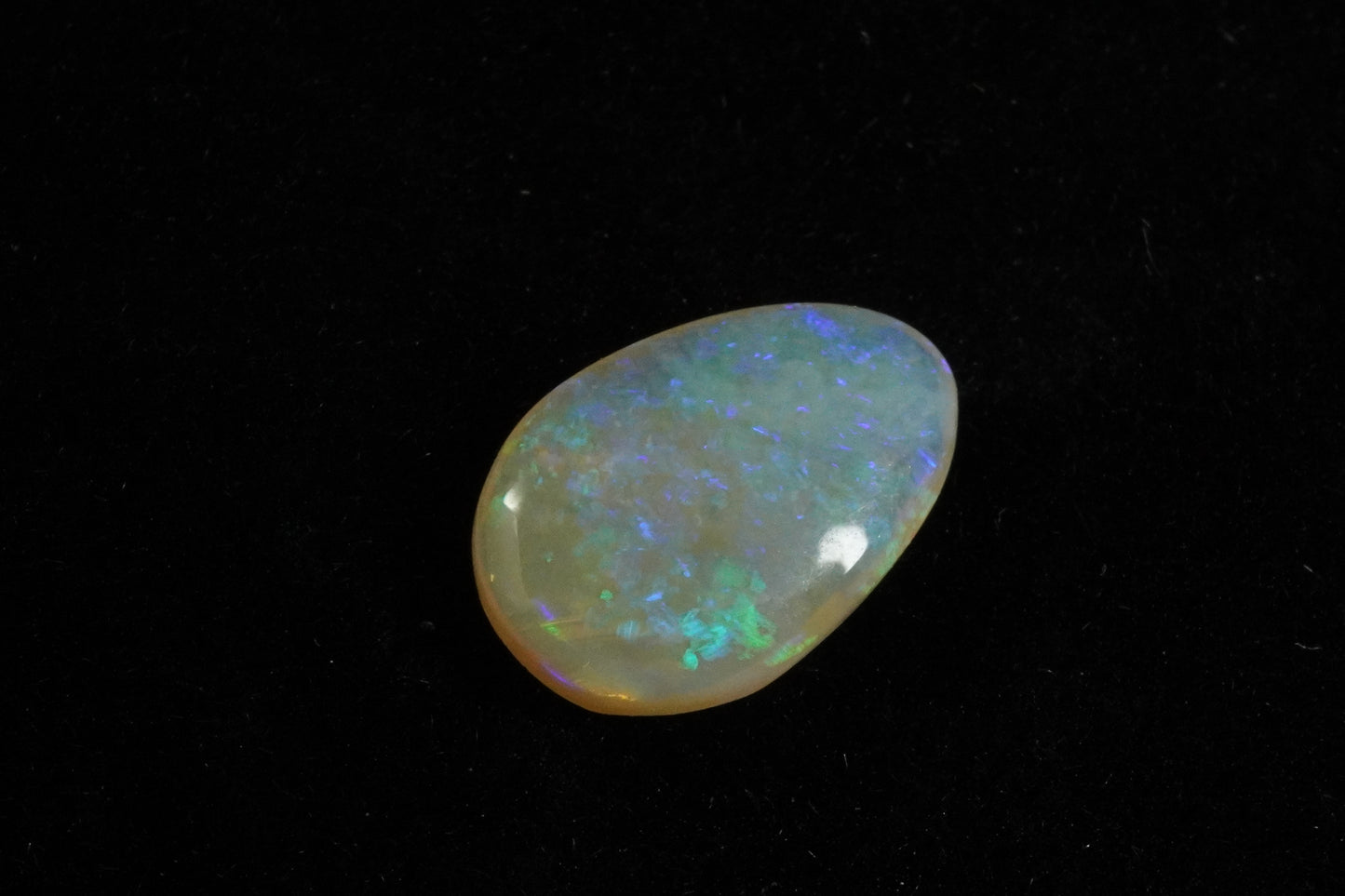 0.82 ct Crystal Opal 9.1 x 6.2 x 2.1 mm