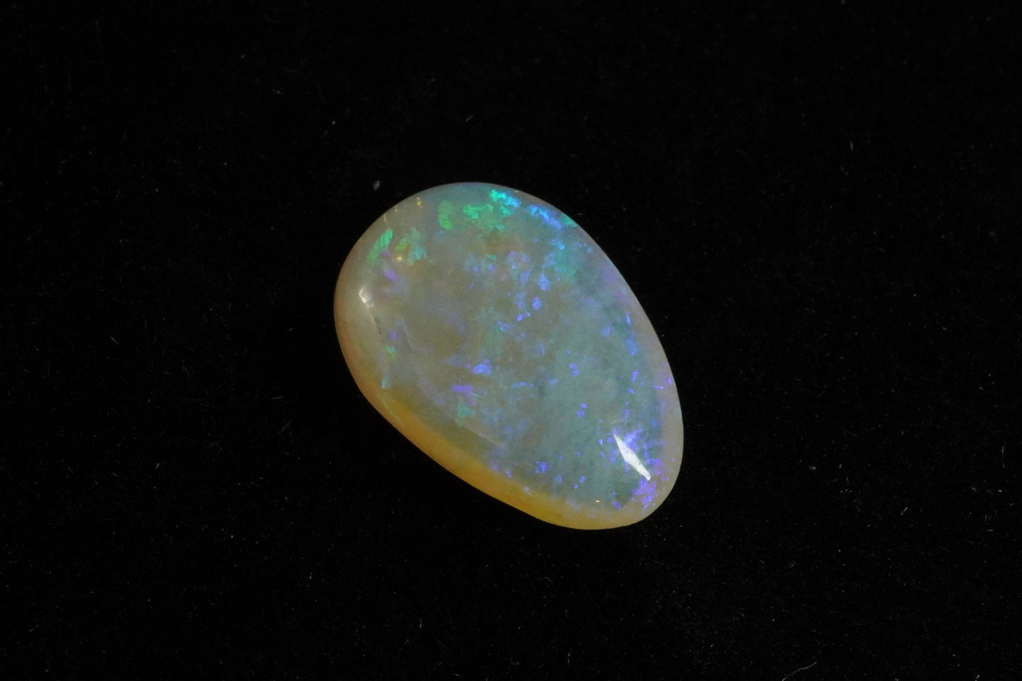 0.82 ct Crystal Opal 9.1 x 6.2 x 2.1 mm