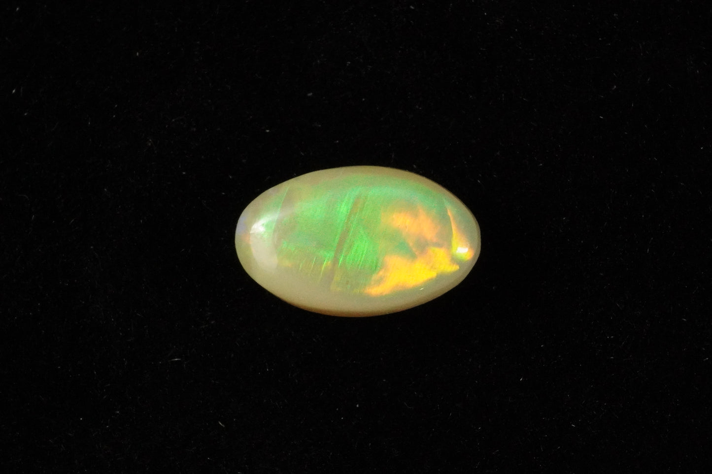 1.04 ct&nbsp; white opal 8.7 x 5.2 x 2.9mm