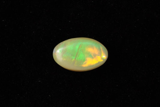 1.04 ct&nbsp; white opal 8.7 x 5.2 x 2.9mm