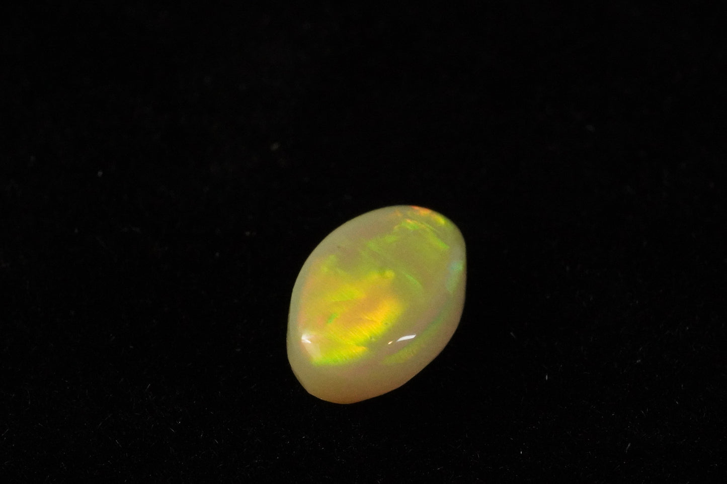 1.04 ct&nbsp; white opal 8.7 x 5.2 x 2.9mm