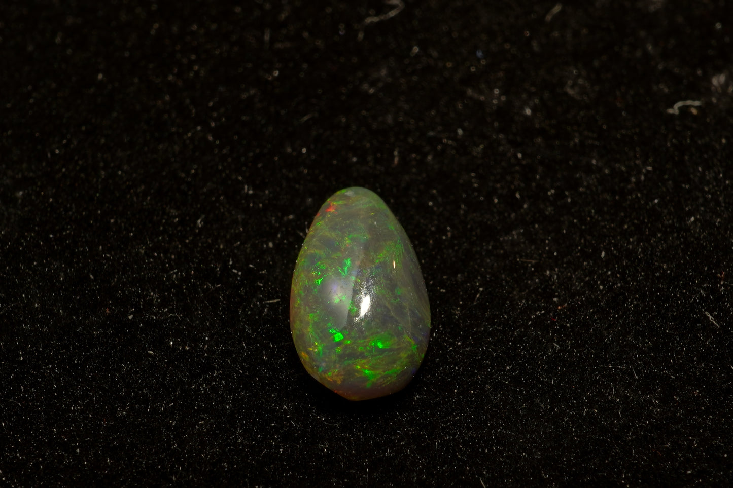 0.42 ct Dark Crystal 7.3 x 4.1 x 2.1 mm